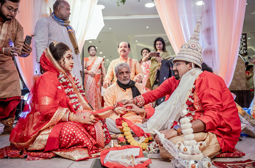 Groom surprises wife by gifting a life-size statue of father-in-law at their wedding event in Kolkata. 