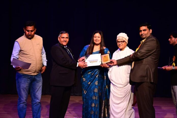 Nilam Gupta Mani honoured with 'Teachers Award' in the premiere Education Fair organised by Education Studies