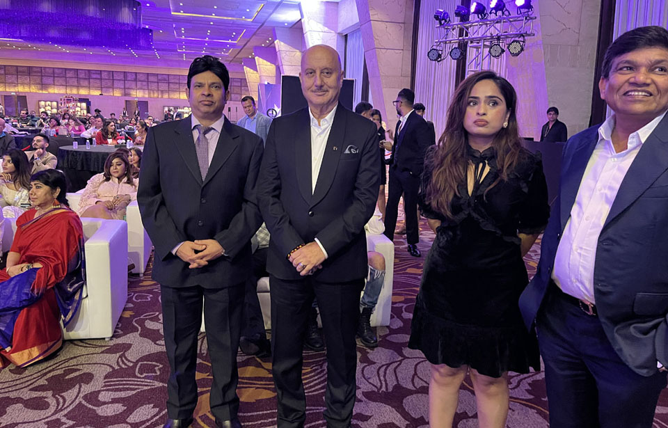 Shantanu Bhamare with Anupam Kher and Jayantilal Gada