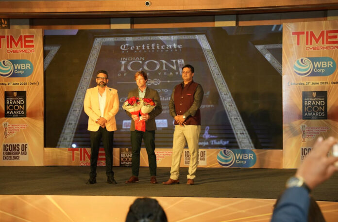 Mr. S K Sahu, Chairman WBR Corp Welcoming Mr. Jonty Rhodes WBR Corp , Jonty Rhodes, Icons of Leadership & Excellence Awards, PR and Brand Consultation ,