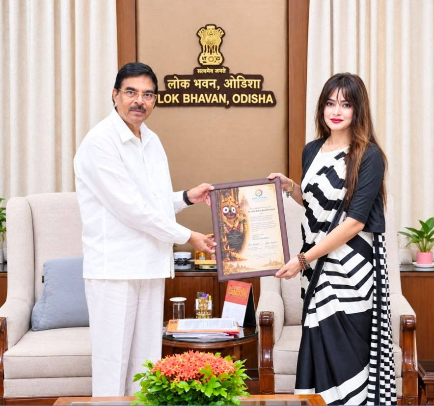 Dr. Lita Mohapatra, Founder of Asrava Foundation, presents a special memento to Hon’ble Governor of Odisha Dr. Hari Babu Kambhampati as the Foundation advances into Phase 3 of its Vision 2026 Artificial Intelligence skill-development initiative.